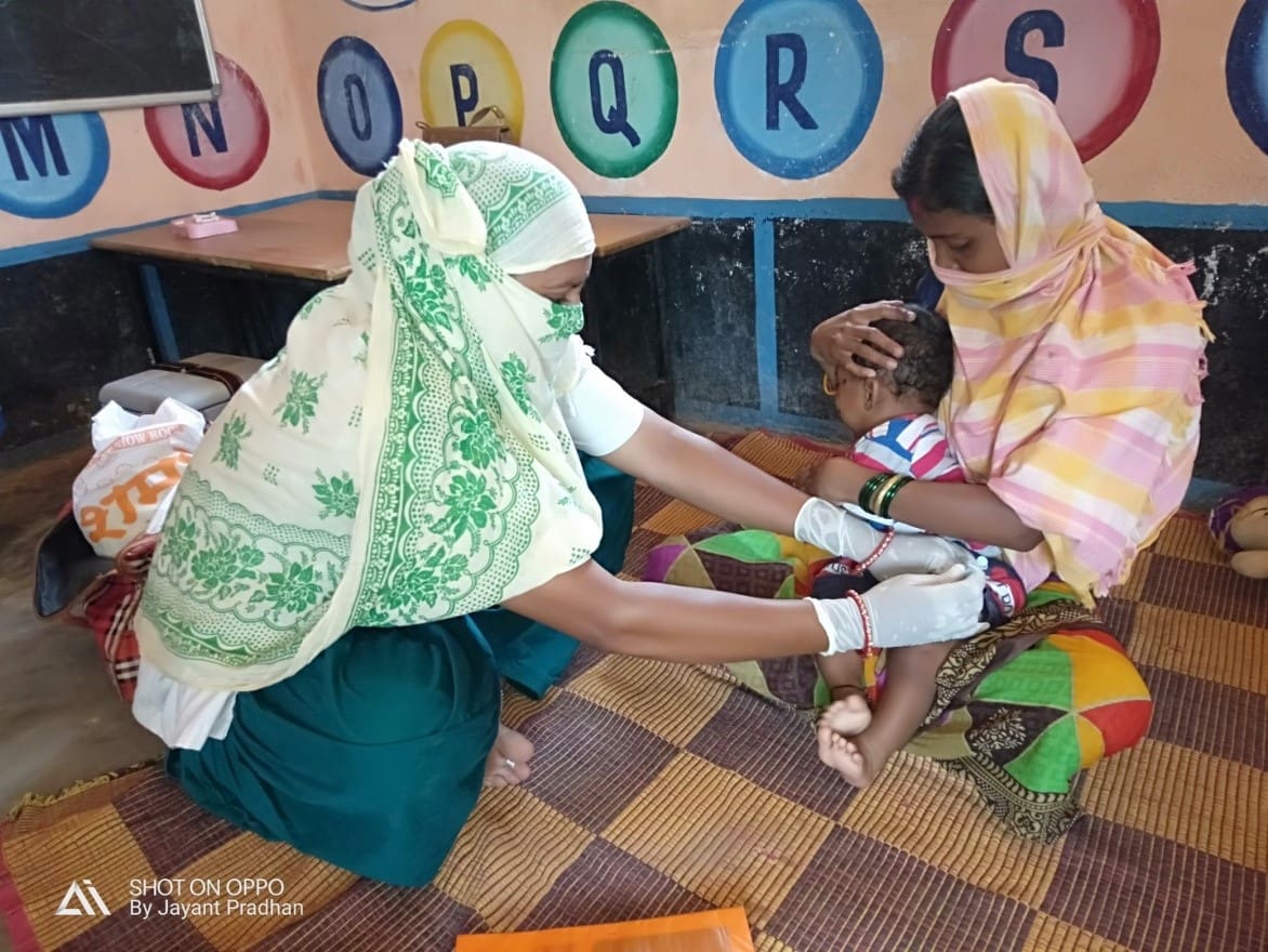 UNICEF India child getting vaccine