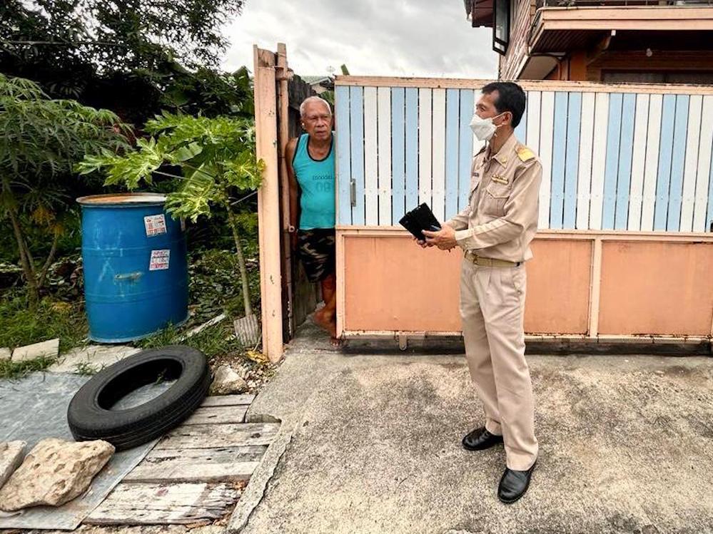 District Assistant Panya Sawadsaeree speaks to Mr. Prayoon about a possible community garden on the empty land in front of his home (Photo Credit Masha Hamilton)