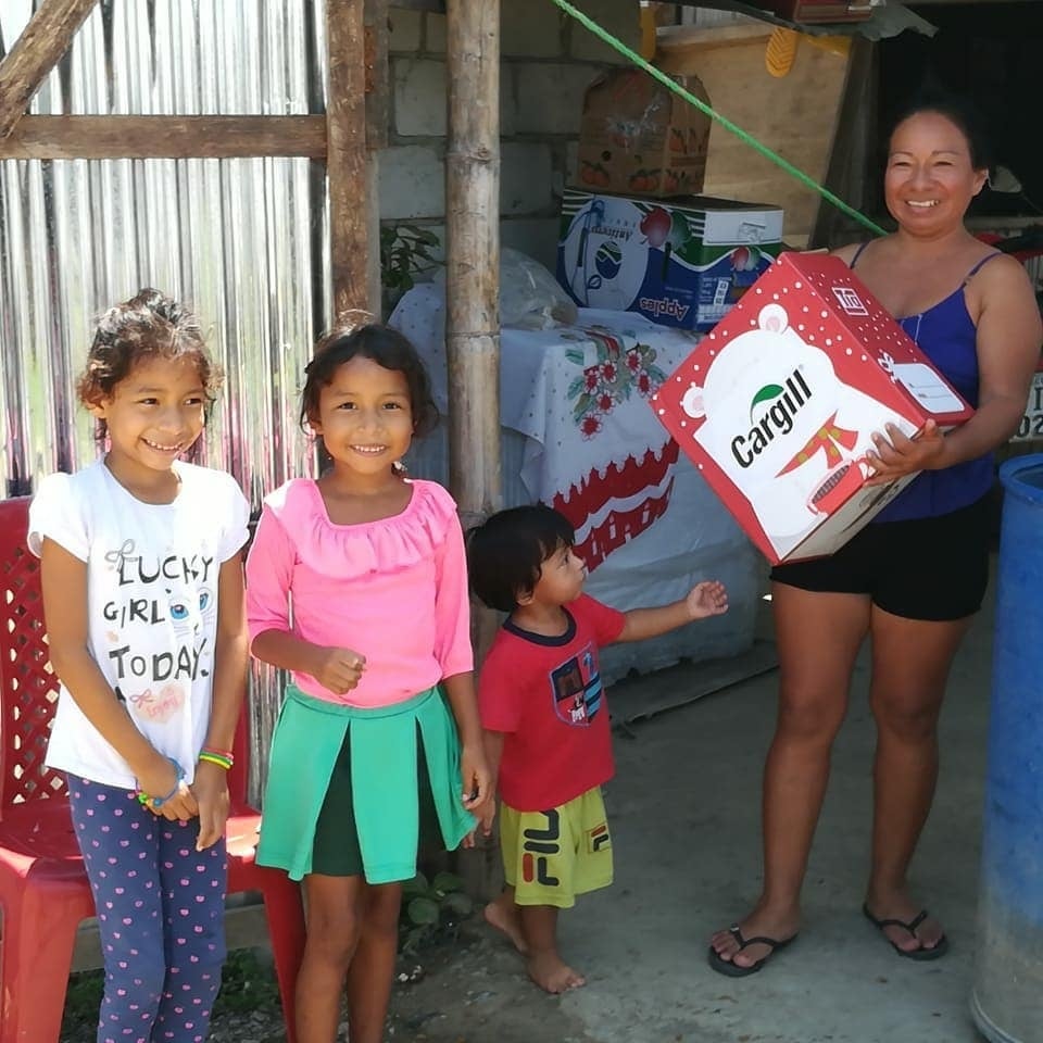 A family receives a box of food from Banco de Alimentos Diakonía. (Photo Courtesy Banco de Alimentos Diakonía)