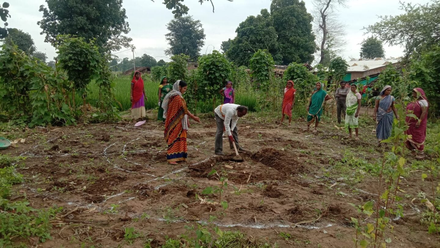 Farmers gather in Bihar, India to be trained on the use of manure as fertilizer (Photo Courtesy of Sarita Damle and Digital Green)